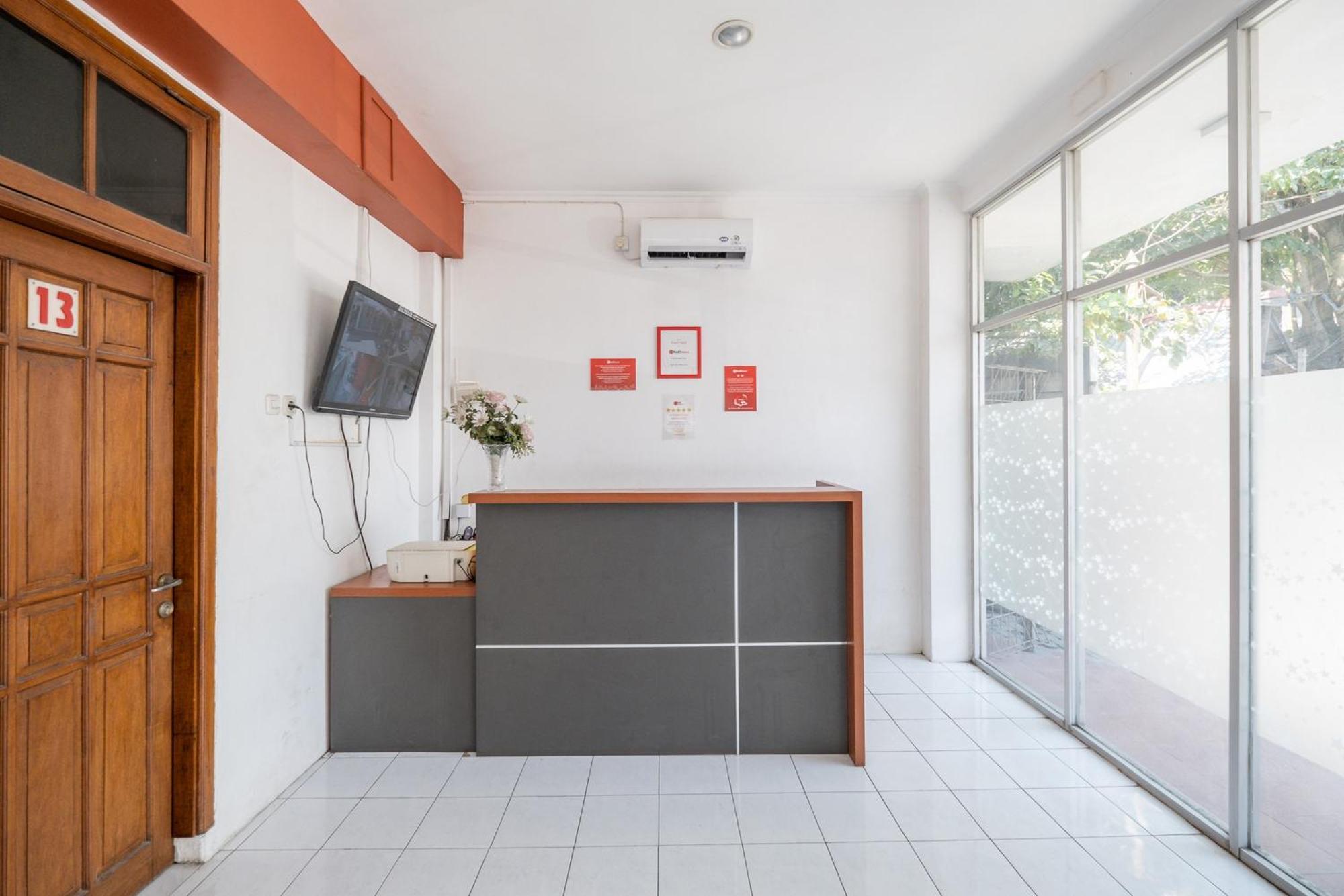 Reddoorz Plus @ Gunungsari Surabaya Kedurus Exteriör bild