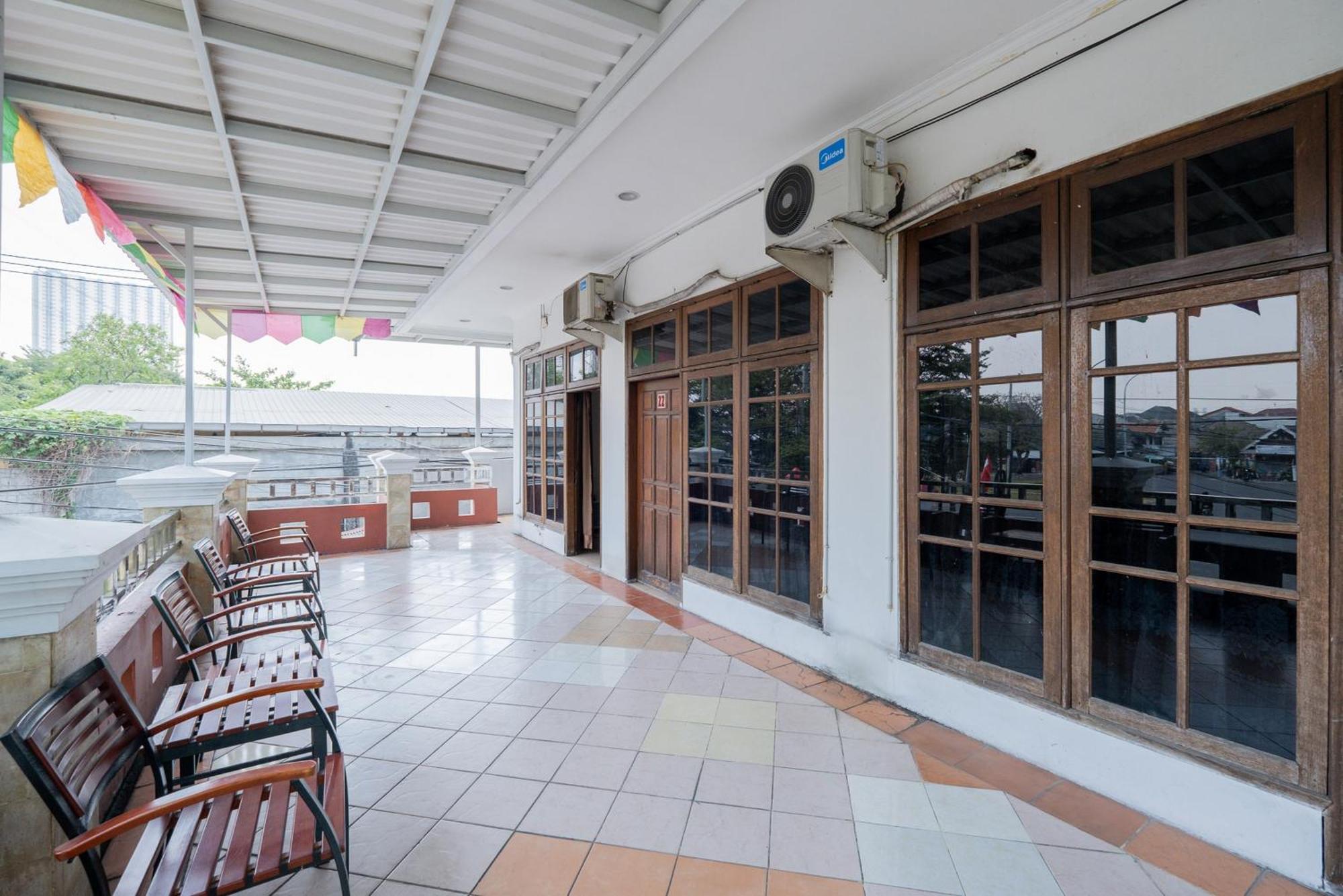 Reddoorz Plus @ Gunungsari Surabaya Kedurus Exteriör bild