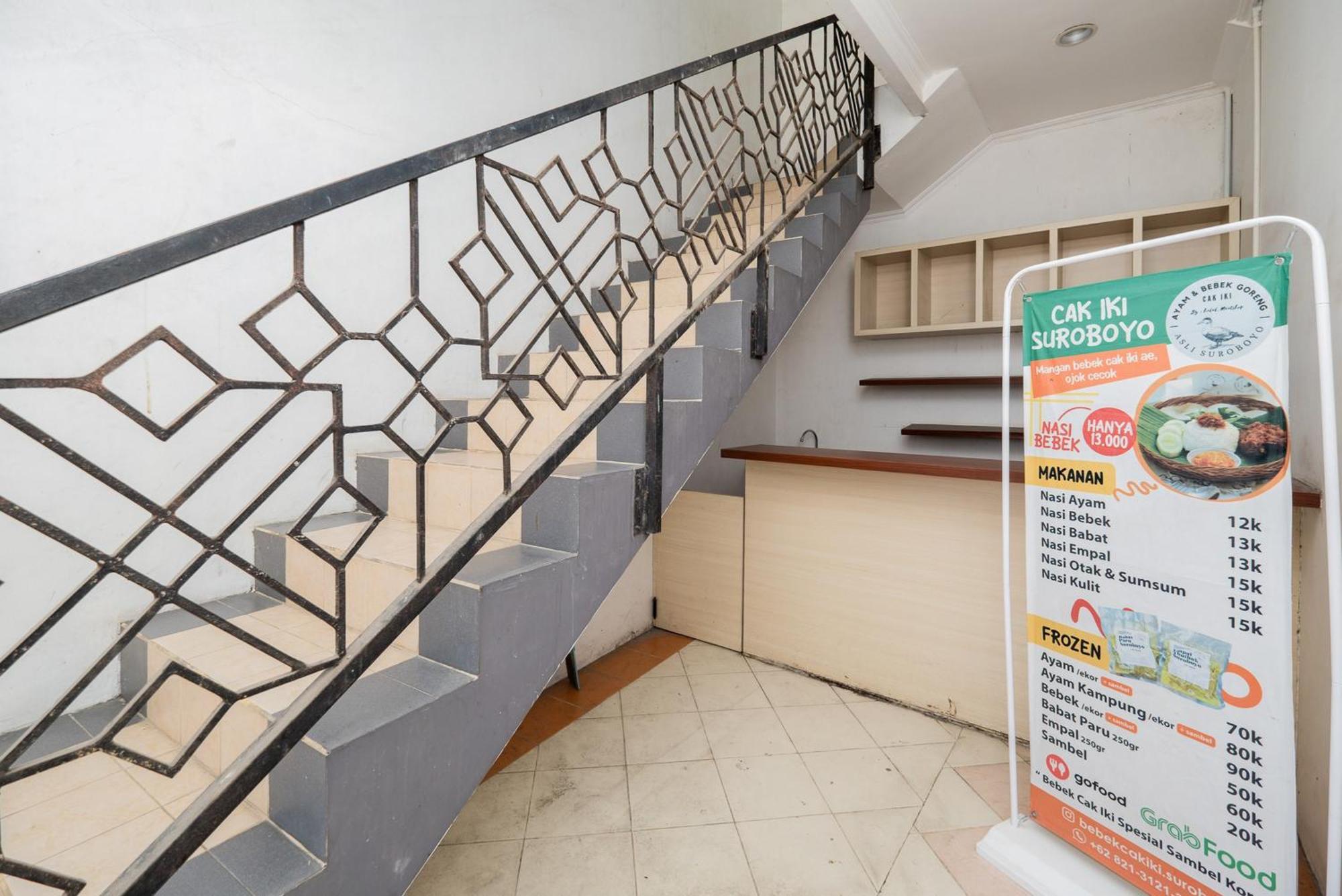 Reddoorz Plus @ Gunungsari Surabaya Kedurus Exteriör bild