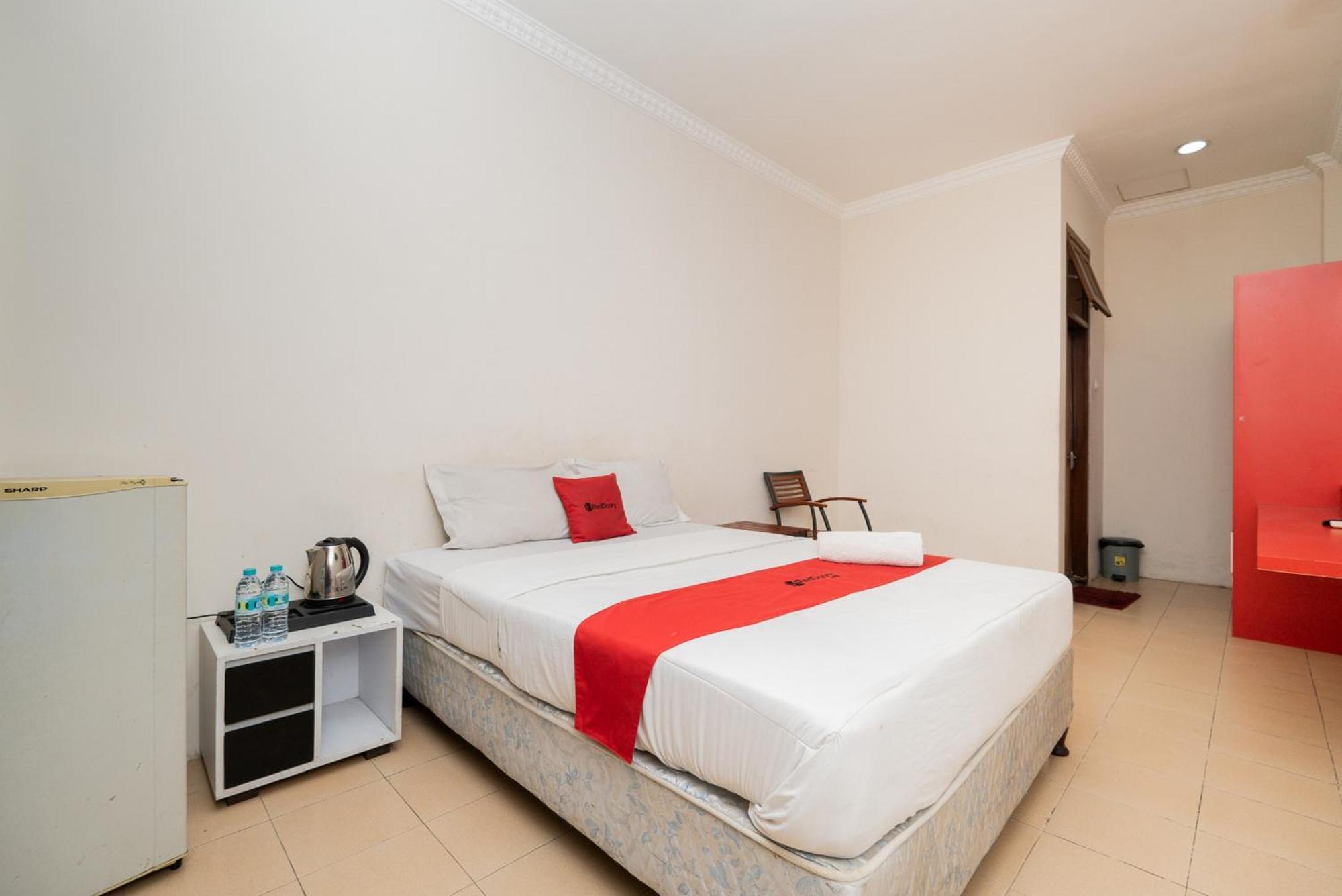 Reddoorz Plus @ Gunungsari Surabaya Kedurus Exteriör bild