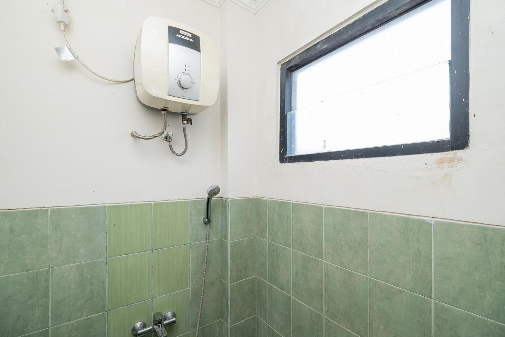 Reddoorz Plus @ Gunungsari Surabaya Kedurus Exteriör bild