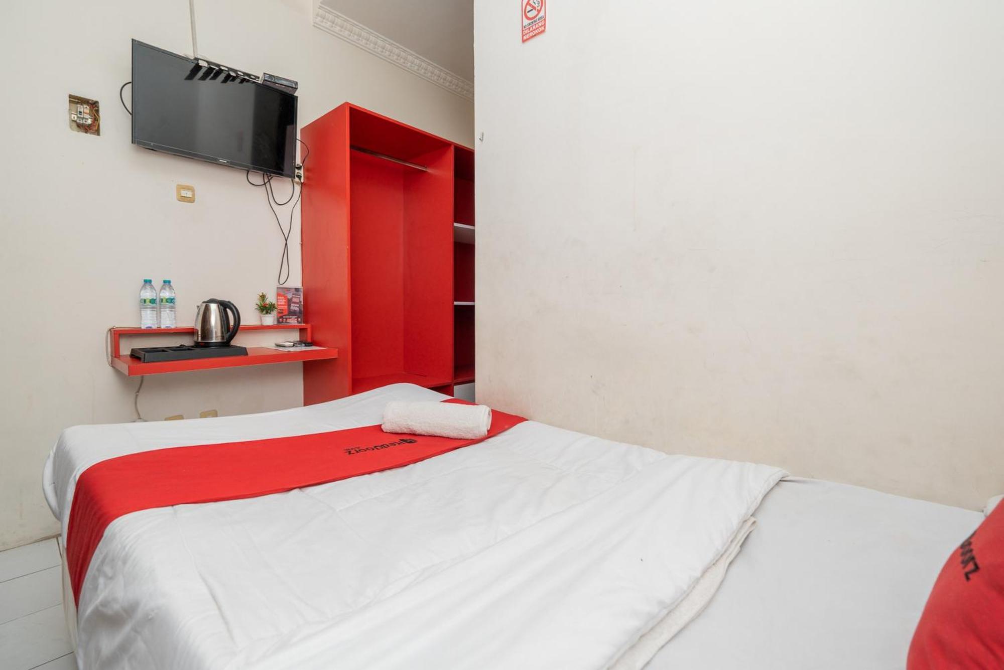 Reddoorz Plus @ Gunungsari Surabaya Kedurus Exteriör bild
