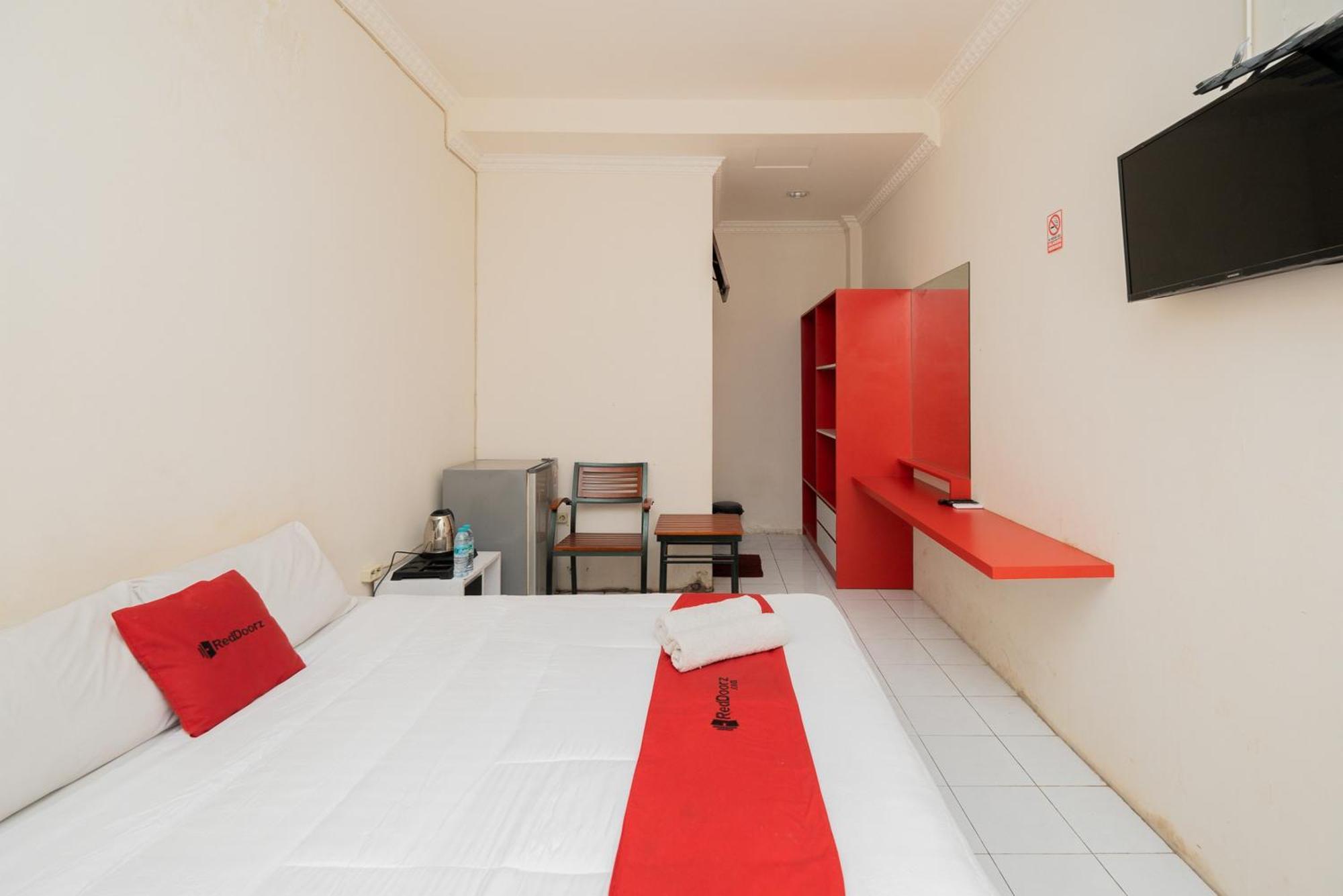 Reddoorz Plus @ Gunungsari Surabaya Kedurus Exteriör bild