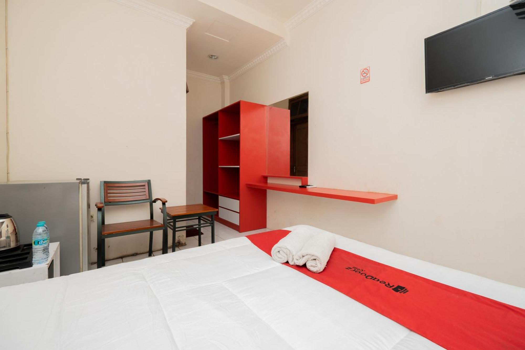 Reddoorz Plus @ Gunungsari Surabaya Kedurus Exteriör bild