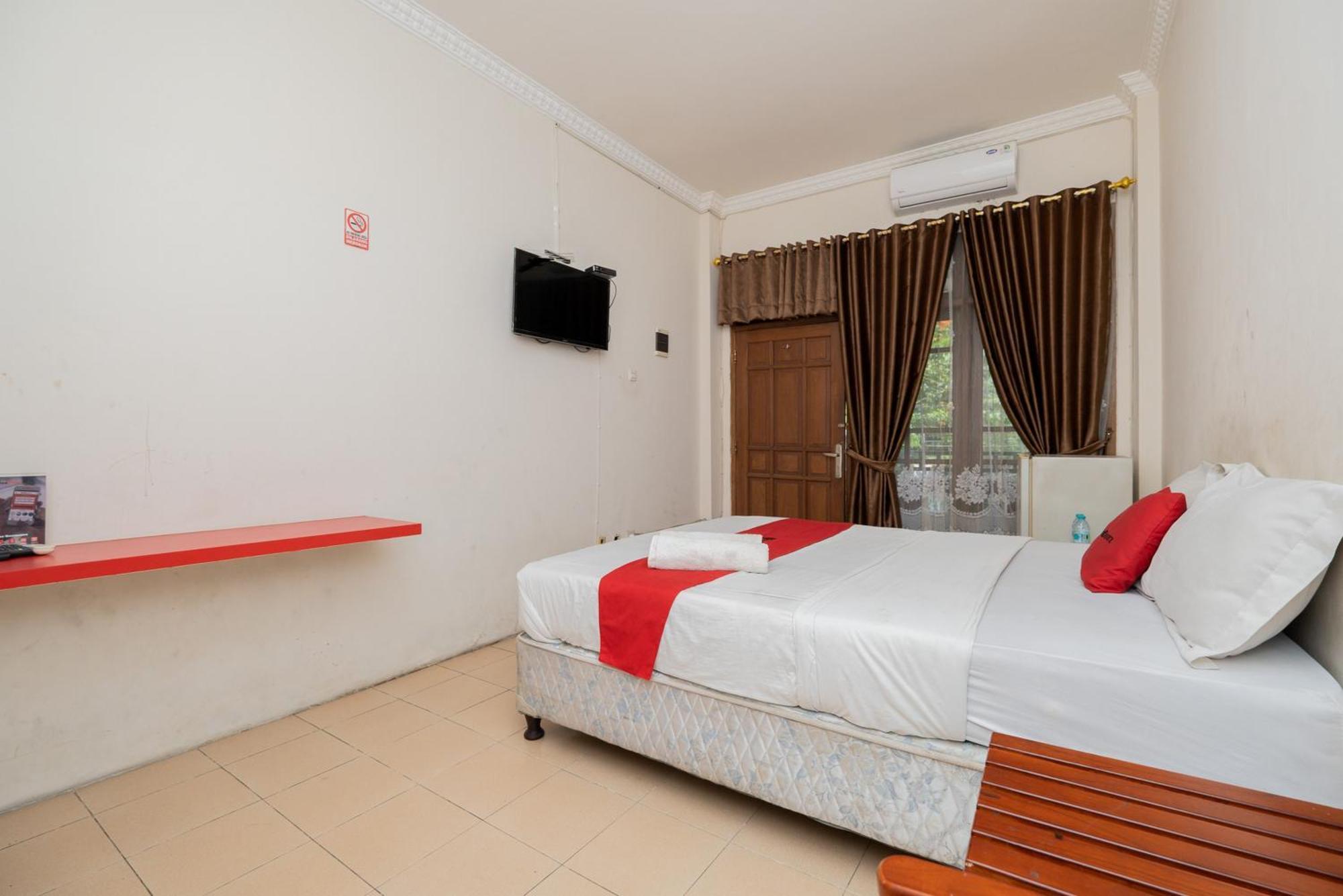 Reddoorz Plus @ Gunungsari Surabaya Kedurus Exteriör bild