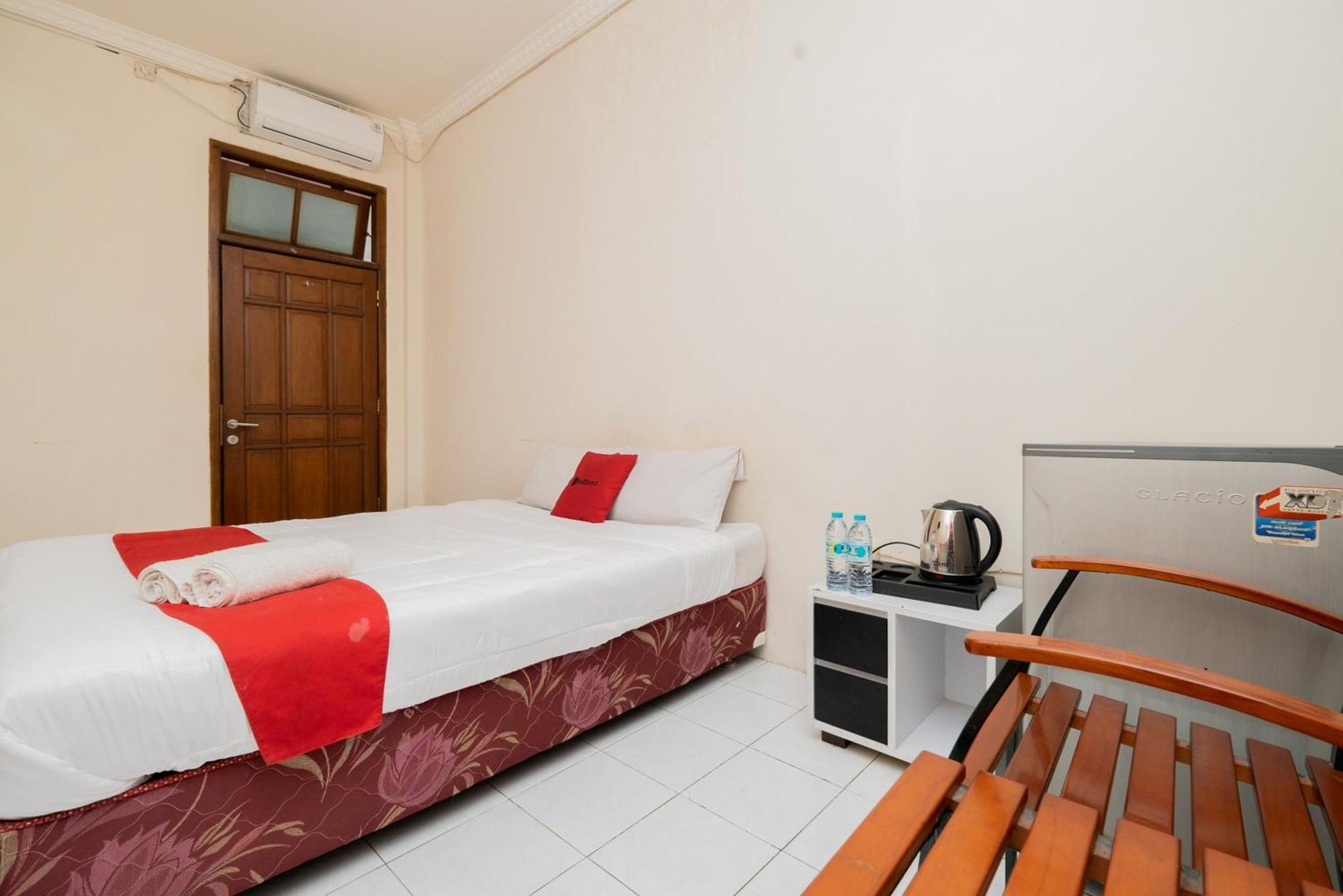 Reddoorz Plus @ Gunungsari Surabaya Kedurus Exteriör bild