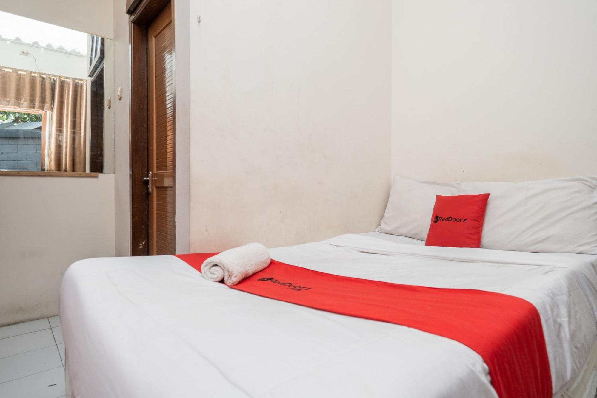 Reddoorz Plus @ Gunungsari Surabaya Kedurus Exteriör bild