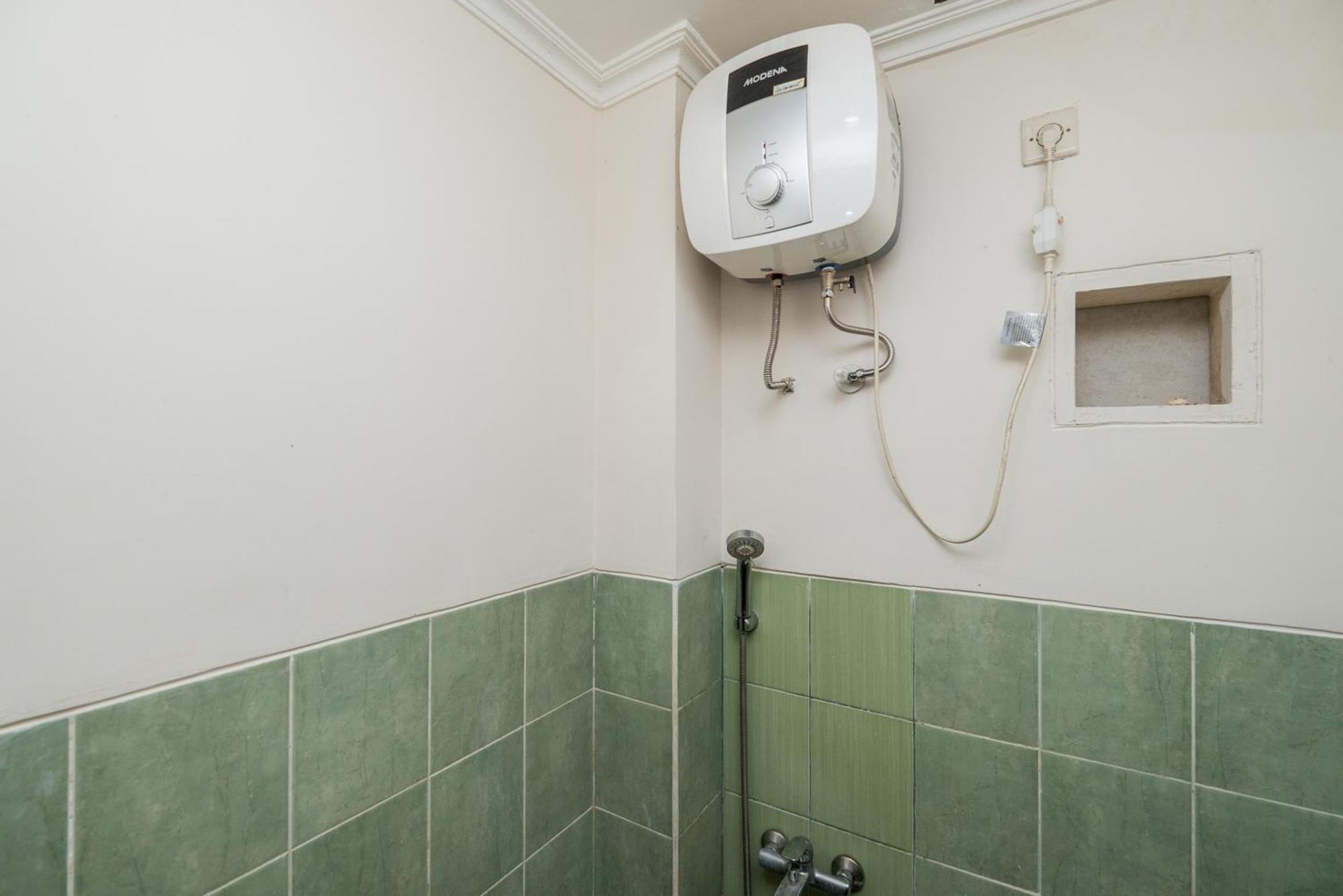 Reddoorz Plus @ Gunungsari Surabaya Kedurus Exteriör bild