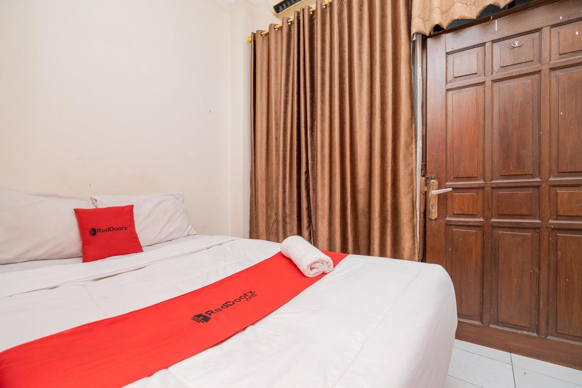 Reddoorz Plus @ Gunungsari Surabaya Kedurus Exteriör bild